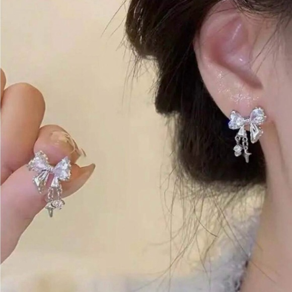 Zirconia bow with cross and crystal stud earrings - Picture 3 of 4